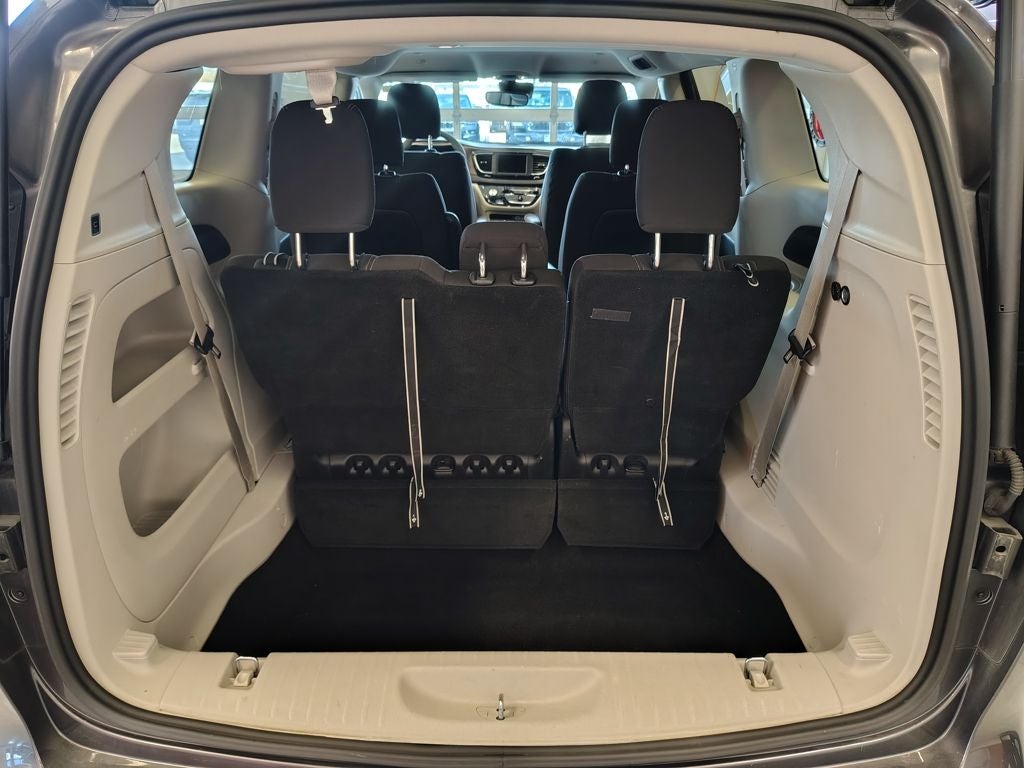 2023 Chrysler Voyager LX