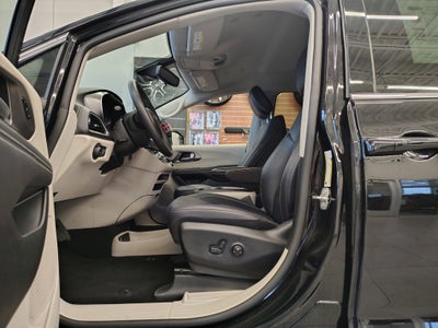 2024 Chrysler Pacifica Hybrid Select