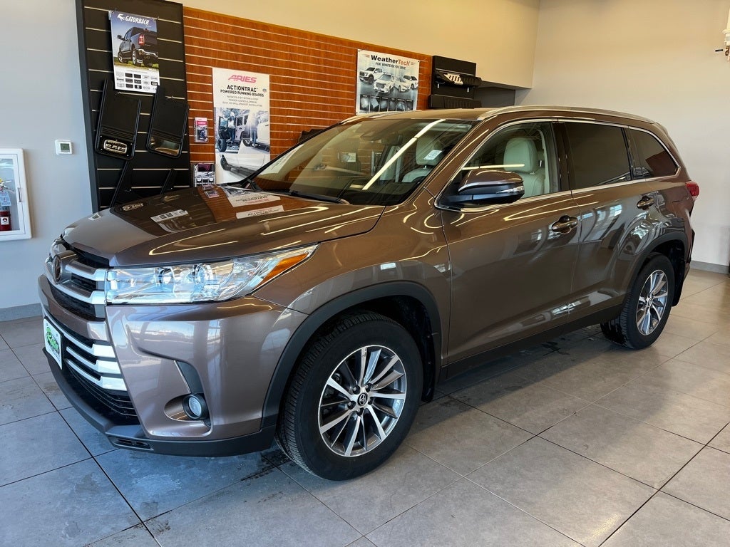 Used 2019 Toyota Highlander XLE with VIN 5TDJZRFH7KS932689 for sale in Monticello, Minnesota