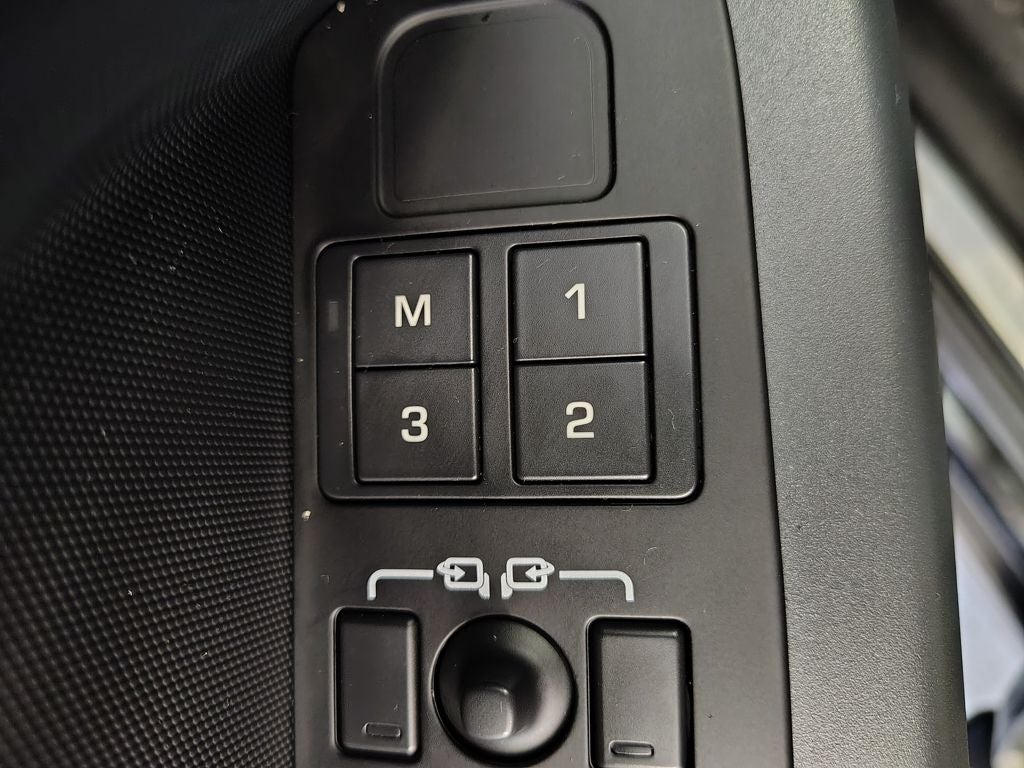 2024 Land Rover Defender 130 X-Dynamic SE