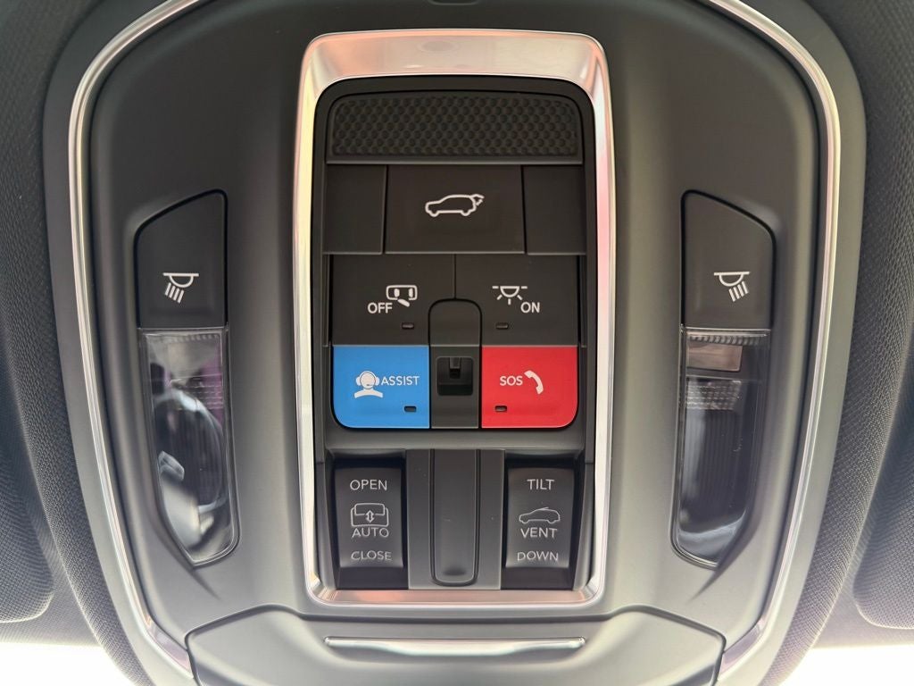 2026 Jeep Grand Cherokee Laredo Altitude