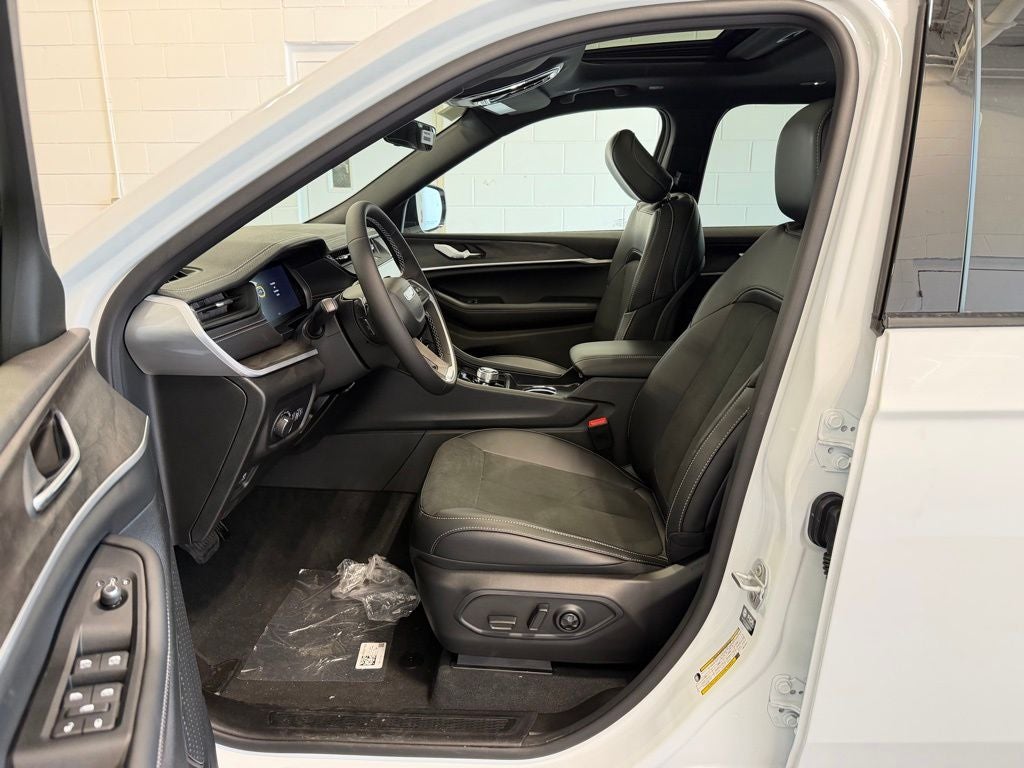 2026 Jeep Grand Cherokee L Laredo Altitude